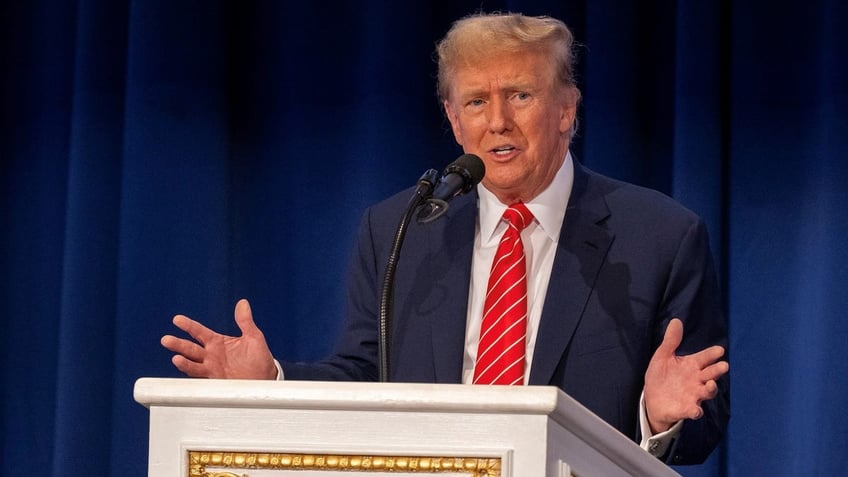 Trump at lectern 