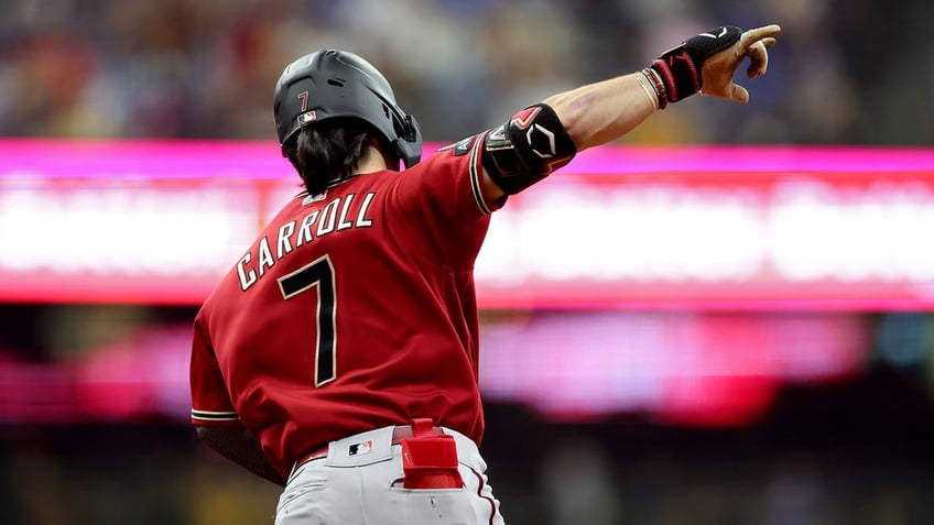 diamondbacks use long ball to take game 1 over brewers in wild card series