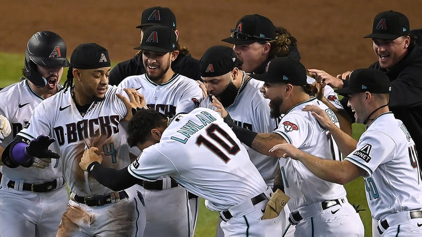 diamondbacks walk it off to avoid 3 0 deficit against phillies in nlcs