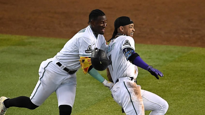 diamondbacks walk it off to avoid 3 0 deficit against phillies in nlcs