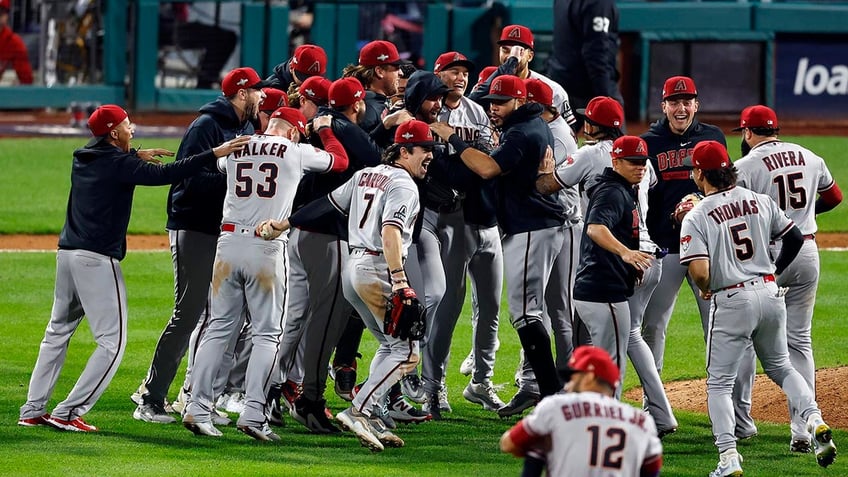 diamondbacks win first pennant since 2001 with game 7 victory over phillies will face rangers in world series