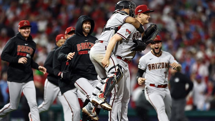 diamondbacks win first pennant since 2001 with game 7 victory over phillies will face rangers in world series