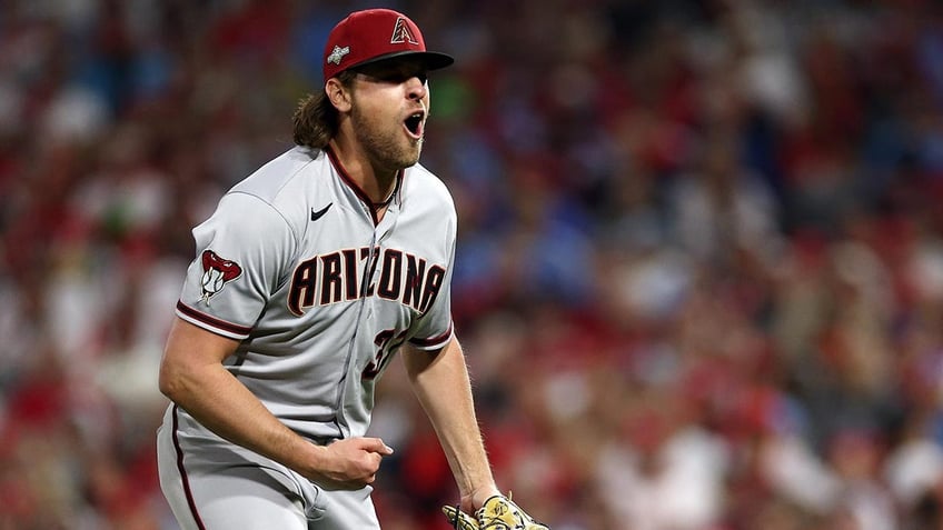 diamondbacks win first pennant since 2001 with game 7 victory over phillies will face rangers in world series