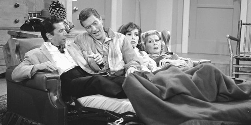 dick van dyke star had conflict with mary tyler moore during hit 60s sitcom they never became close