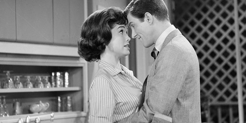 dick van dyke star had conflict with mary tyler moore during hit 60s sitcom they never became close