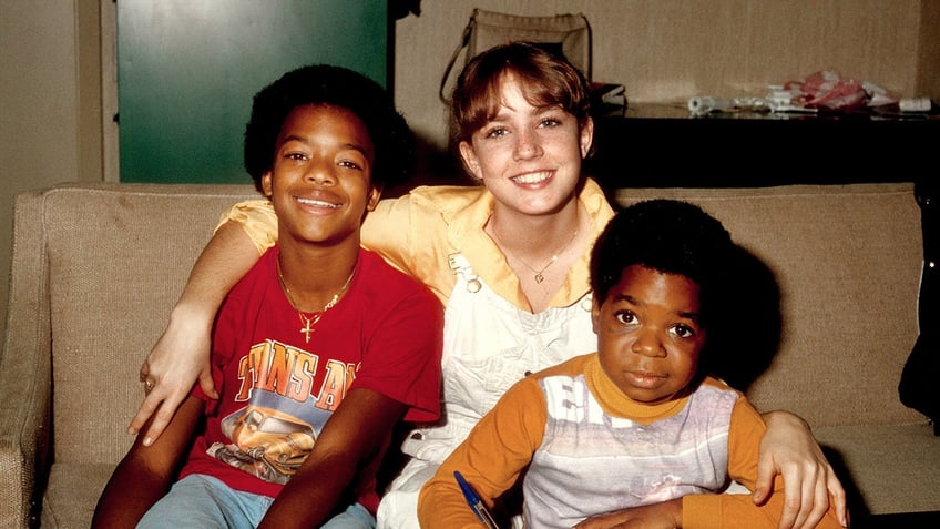 The child stars of Diffrent Strokes embraced in a hug.