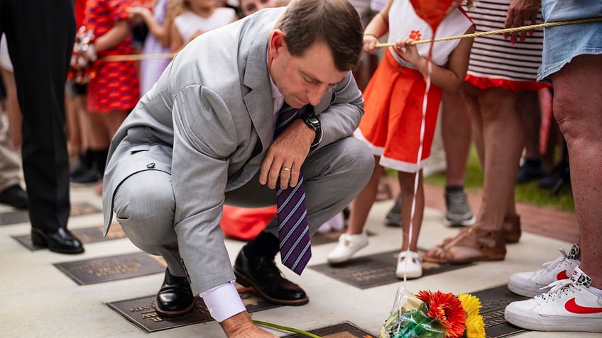 Dabo Swinney pays his respect