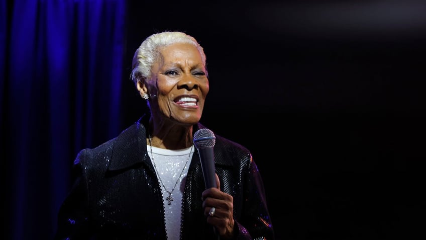 Dionne Warwick on stage