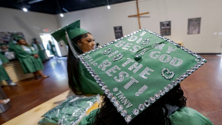 diplomas for sale no attendance required for students willing to pay a few hundred bucks to graduate