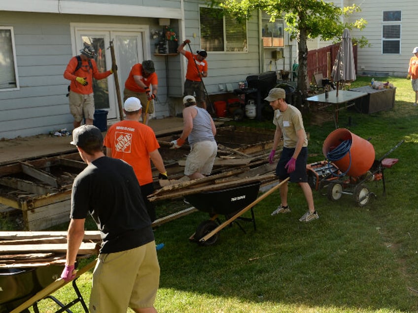 disabled arizona army veteran surprised with free renovations from home depot volunteers