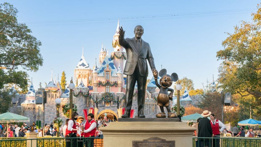 disneyland light pole falls because of high winds injures guests