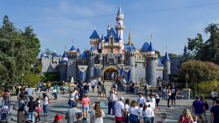 disneyland light pole falls because of high winds injures guests