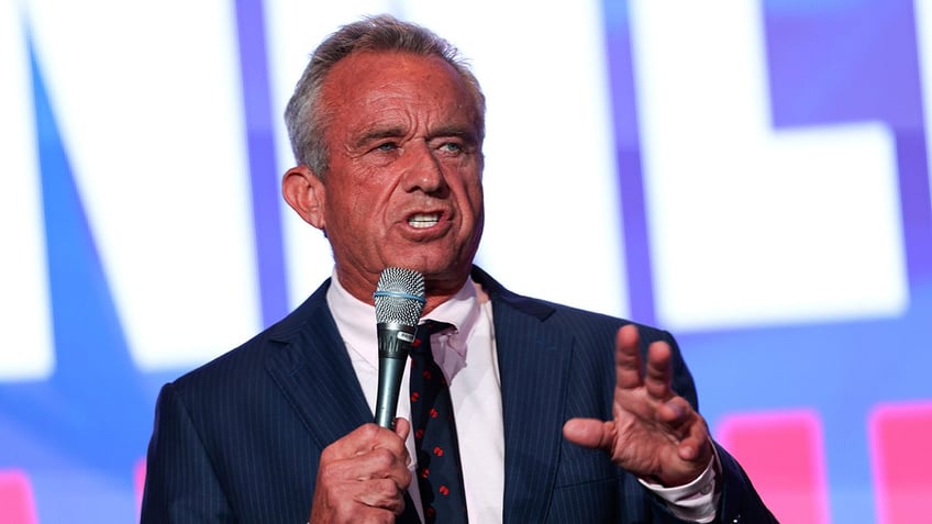 RFK Jr. holds mic up close at Libertarian conference in DC