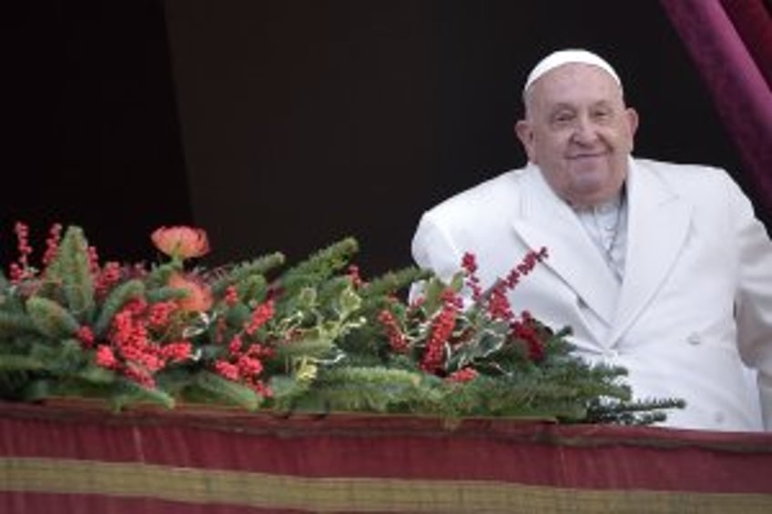 Doctors remove 'mechanical' ventilator from Pope, who is improving