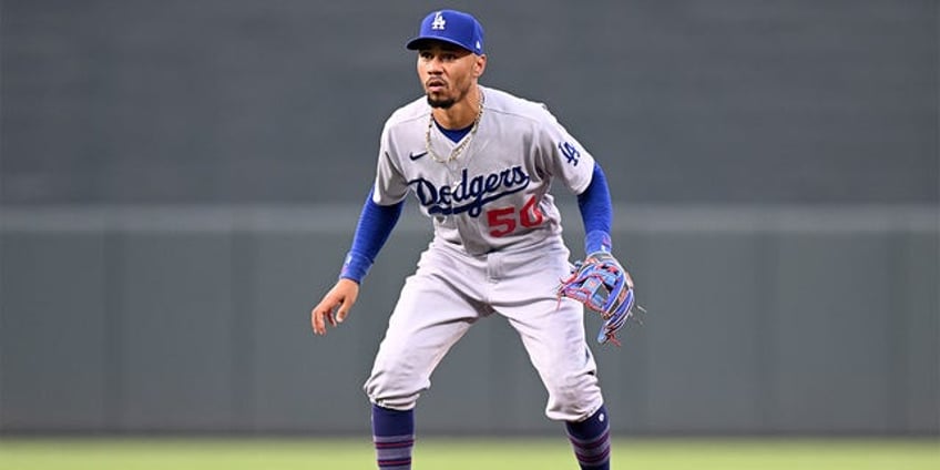 dodgers fan delivers on promise to mookie betts after star outfielder crushes home run