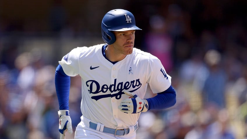 Freddie Freeman jogs around the bases