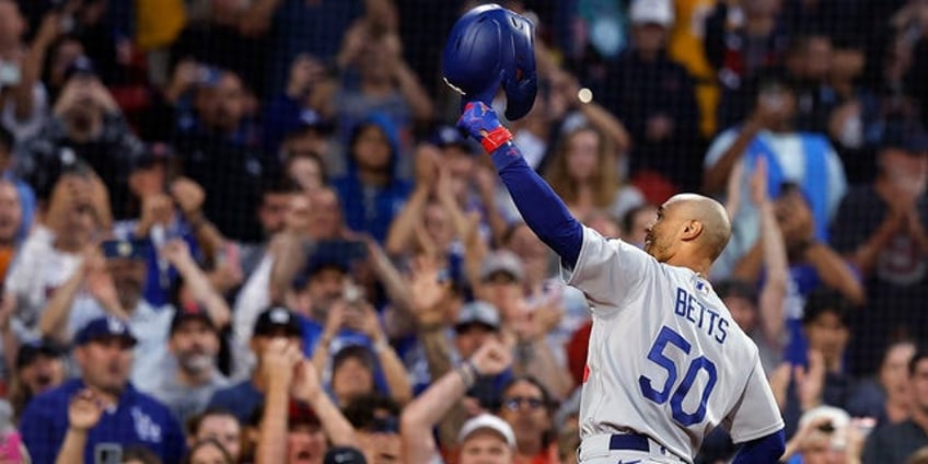 dodgers mookie betts receives standing ovation upon fenway park return