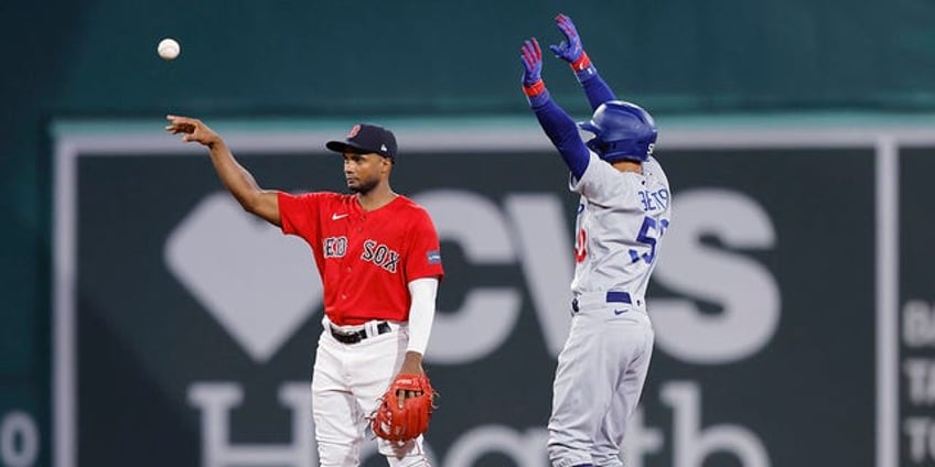 dodgers mookie betts receives standing ovation upon fenway park return