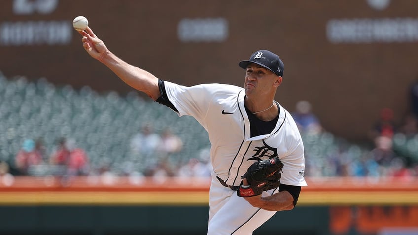 Jack Flaherty pitching