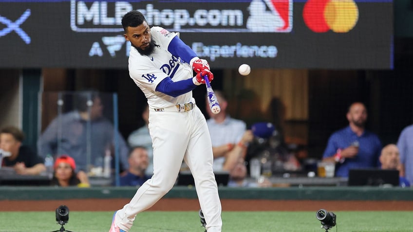 Teoscar Hernandez swings