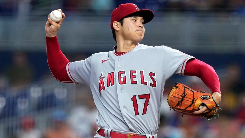 Shohei Ohtani throws a pitch