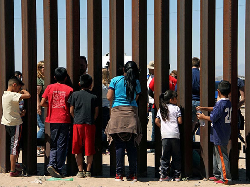 Children from the Anapra area observe a binational prayer performed by a group of religiou