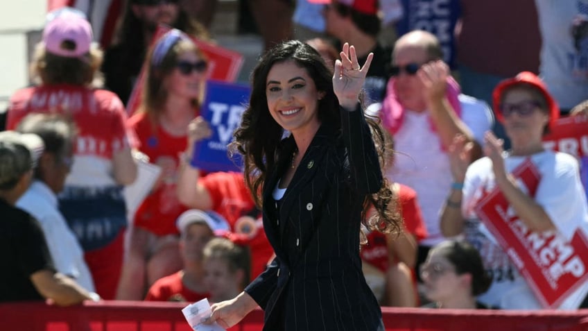 Luna waves at Trump campaign rally 