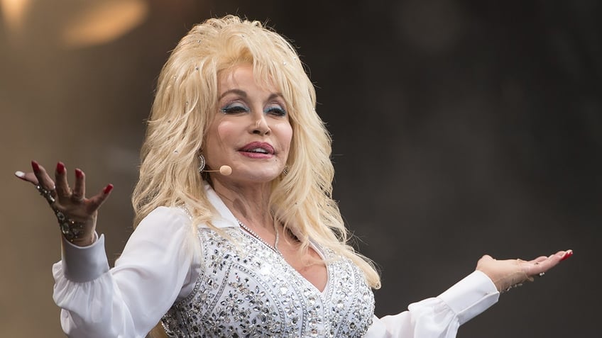 Dolly Parton performing