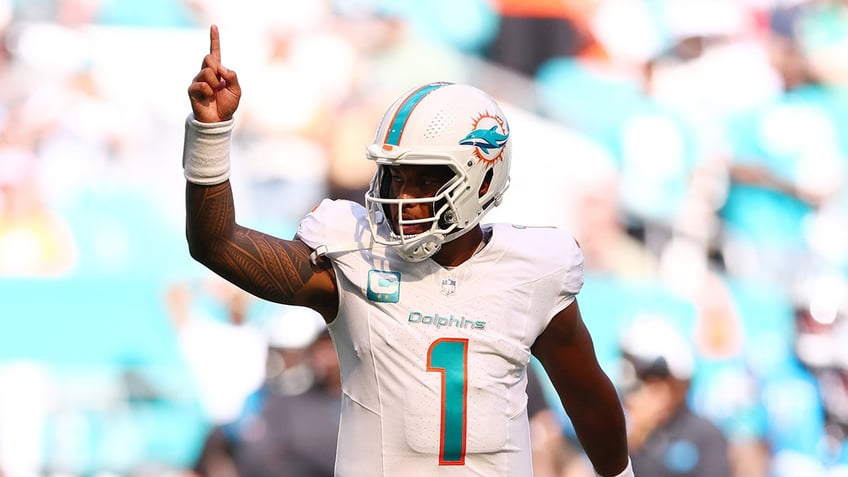 dolphins blow out panthers behind tua tagovailoas 3 touchdown passes after starting slow