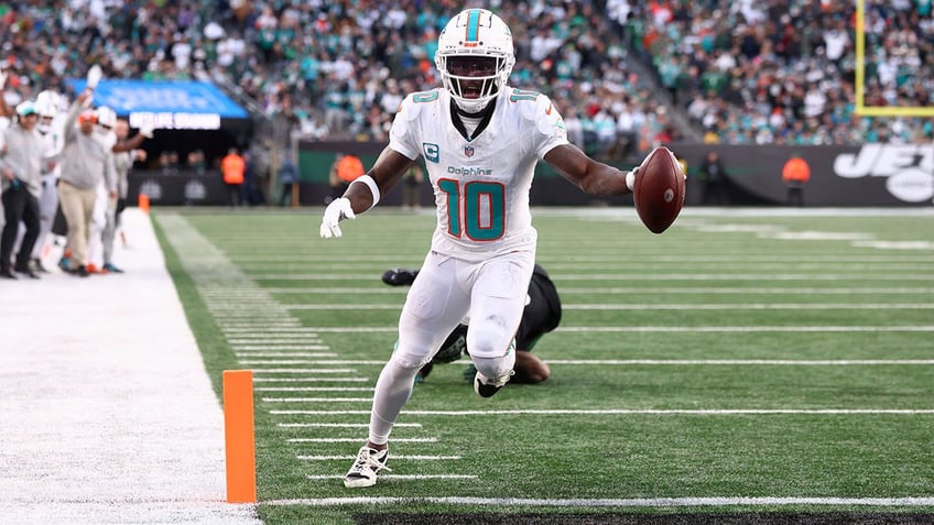 dolphins demolish jets whose offensive woes continue