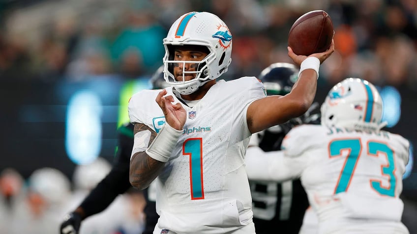 dolphins demolish jets whose offensive woes continue