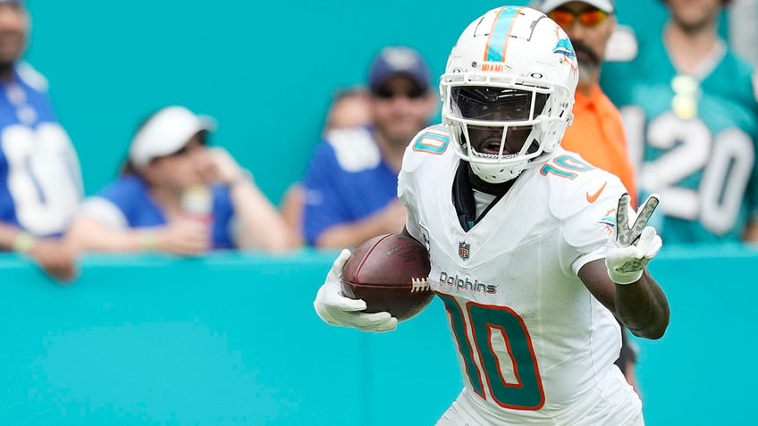 dolphins fan swipes ball intended for tyreek hills mom after miami stars touchdown