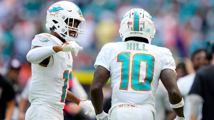 dolphins fan swipes ball intended for tyreek hills mom after miami stars touchdown