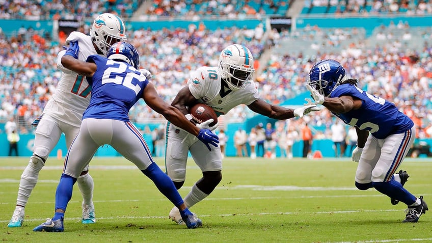 dolphins fan swipes ball intended for tyreek hills mom after miami stars touchdown