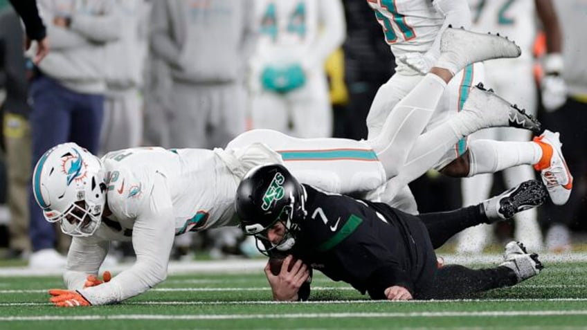 dolphins holland calls metlife stadium turf trash after teammate phillips injures achilles tendon