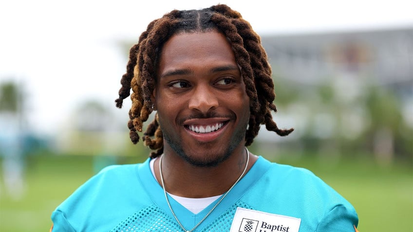 dolphins jalen ramsey to undergo knee surgery expected to miss start of 2023 nfl season report