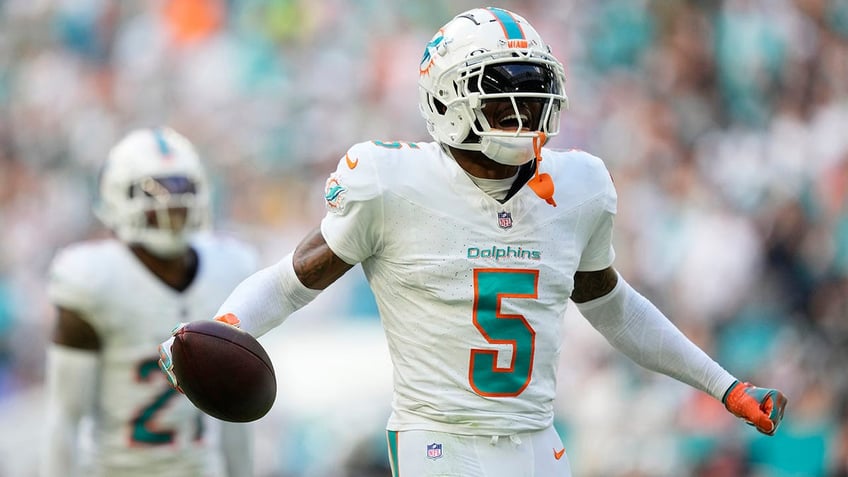 dolphins jalen ramsey torments raiders as miami outlasts las vegas