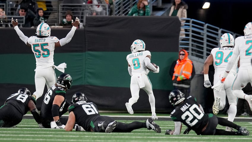 dolphins jevon holland closes out first half of black friday game with 99 yard pick six