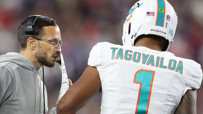 dolphins mike mcdaniel hilariously sprints off field after halftime interview