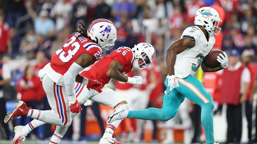 dolphins outlast afc east rival patriots behind raheem mosterts stellar night