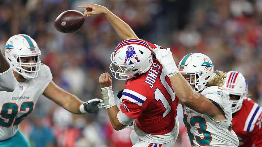 dolphins outlast afc east rival patriots behind raheem mosterts stellar night
