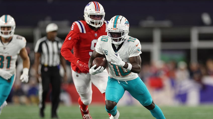 dolphins outlast afc east rival patriots behind raheem mosterts stellar night