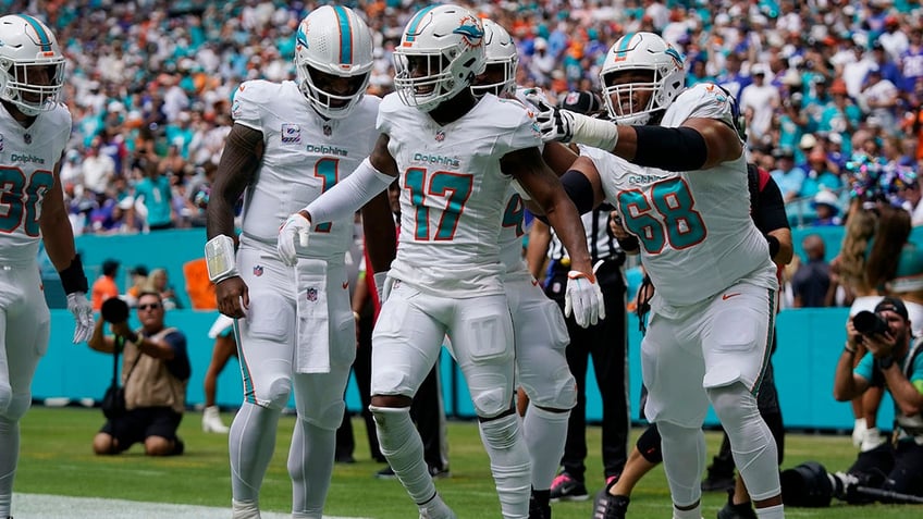 dolphins trounce giants behind 524 yards of total offense