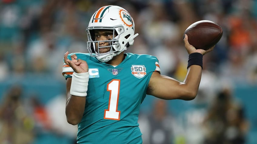 Tua Tagovailoa throwing