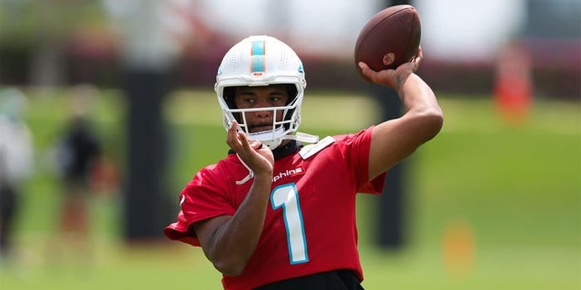 dolphins tua tagovailoa rips tv analyst who criticized his physique keep my name out your mouth