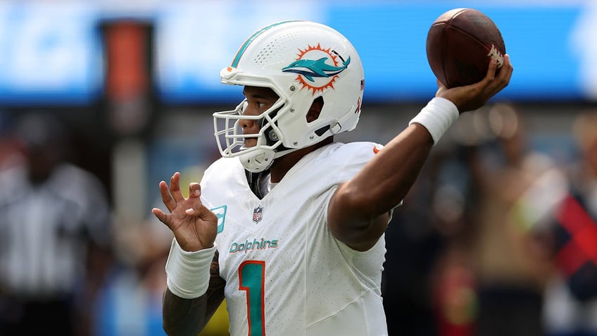 dolphins tua tagovailoa shrugs off critics who doubt his throwing abilities i dont care