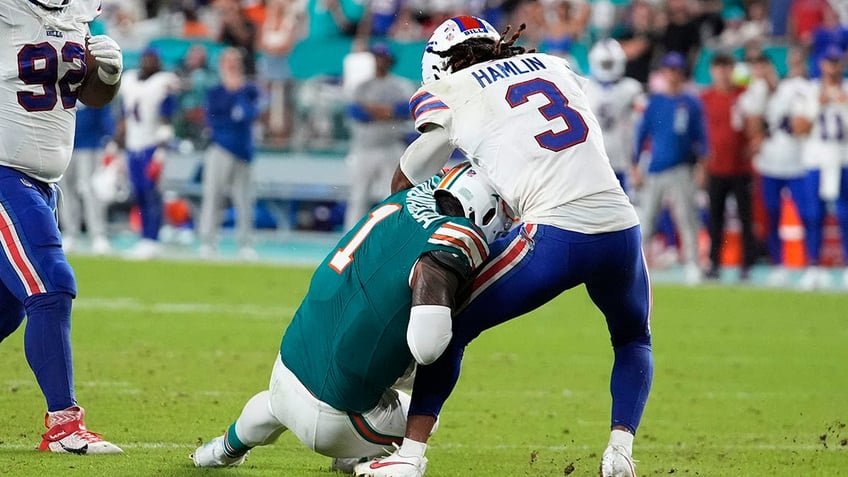 Tua Tagovailoa collides with Damar Hamlin