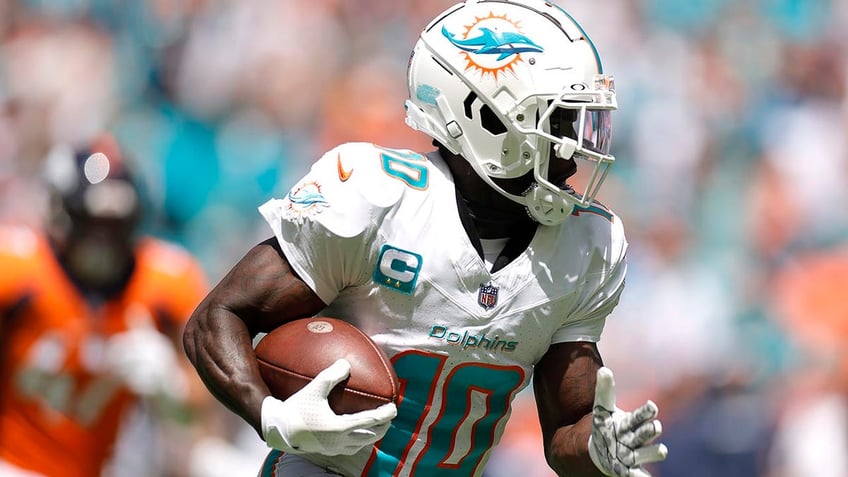 dolphins tyreek hill breaks away for 54 yard touchdown celebrates in stands with fans