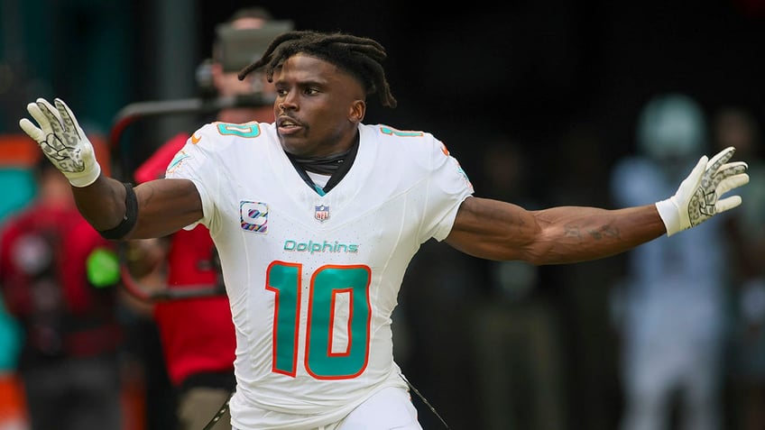 dolphins tyreek hill fined over 10k for peace sign touchdown celebration as nfl fines continue to escalate