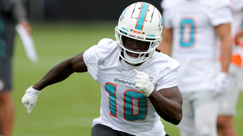 dolphins tyreek hill resolves dispute with man he was accused of assaulting at marina